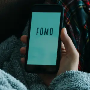 Read more about the article FOMO: Modern Dünyanın Getirdiği Psikolojik Zorluk