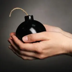 Read more about the article Love Bombing: Aşık Etme Taktiği