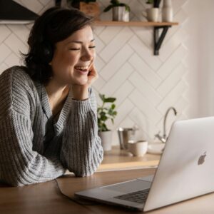 Read more about the article Online Terapi: Terapiye Erişimde Engelleri Aşmak